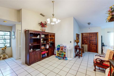 House in Miami, Florida 4 bedrooms, 163.04 sq.m. № 1949270 - photo 6