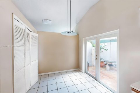 House in Miami, Florida 4 bedrooms, 163.04 sq.m. № 1949270 - photo 16