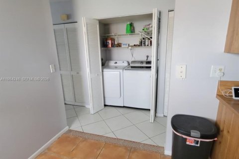 Снять в аренду таунхаус в Корал-Спрингс, Флорида 3 спальни, 130.06м2, № 2049510 - фото 25