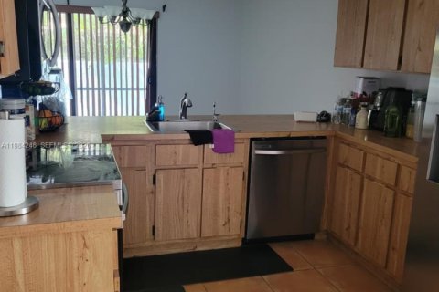 Снять в аренду таунхаус в Корал-Спрингс, Флорида 3 спальни, 130.06м2, № 2049510 - фото 10