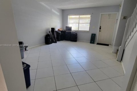 Снять в аренду таунхаус в Корал-Спрингс, Флорида 3 спальни, 130.06м2, № 2049510 - фото 3