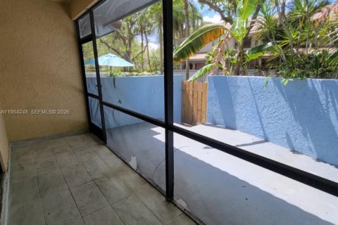 Снять в аренду таунхаус в Корал-Спрингс, Флорида 3 спальни, 130.06м2, № 2049510 - фото 30