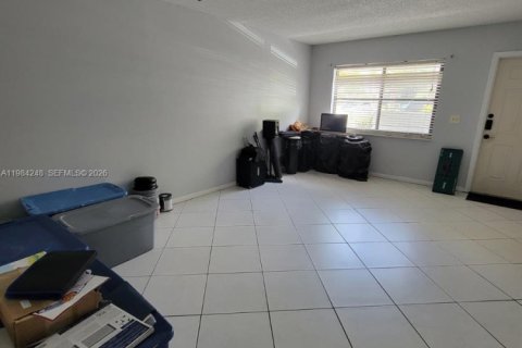 Снять в аренду таунхаус в Корал-Спрингс, Флорида 3 спальни, 130.06м2, № 2049510 - фото 2