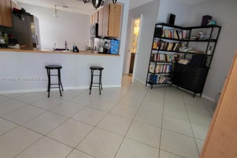 Снять в аренду таунхаус в Корал-Спрингс, Флорида 3 спальни, 130.06м2, № 2049510 - фото 6