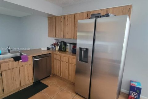 Снять в аренду таунхаус в Корал-Спрингс, Флорида 3 спальни, 130.06м2, № 2049510 - фото 8