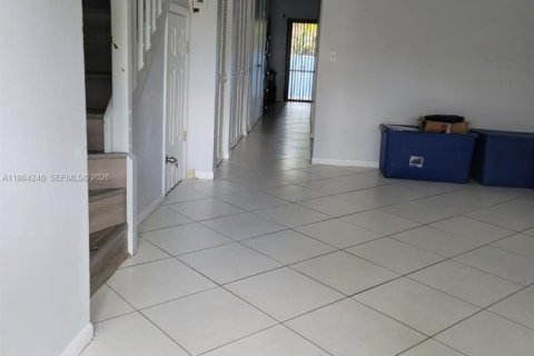 Снять в аренду таунхаус в Корал-Спрингс, Флорида 3 спальни, 130.06м2, № 2049510 - фото 4