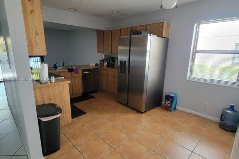 Снять в аренду таунхаус в Корал-Спрингс, Флорида 3 спальни, 130.06м2, № 2049510 - фото 9