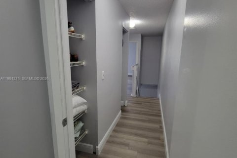 Снять в аренду таунхаус в Корал-Спрингс, Флорида 3 спальни, 130.06м2, № 2049510 - фото 23