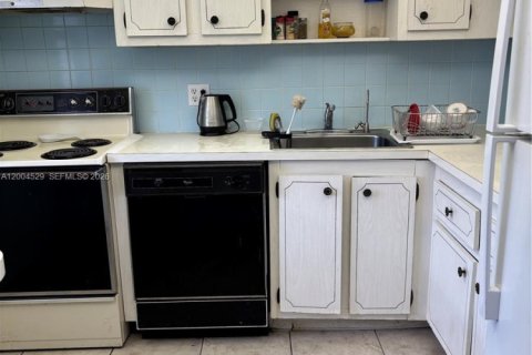 Купить кондоминиум в Маргит, Флорида 2 спальни, 86.4м2, № 2069922 - фото 5