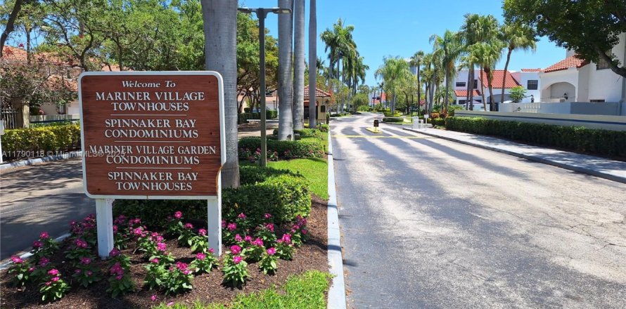 Townhouse in Aventura, Florida 2 bedrooms, 118.17 sq.m. № 1709272