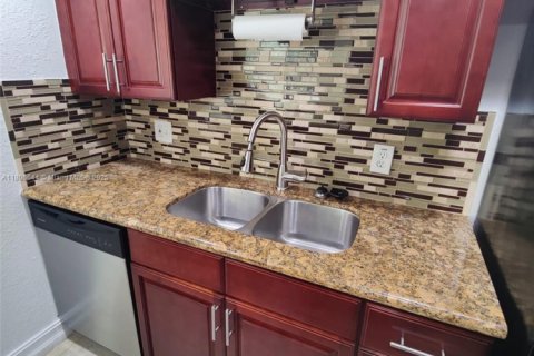 Condo in West Palm Beach, Florida, 2 bedrooms  № 1933954 - photo 12