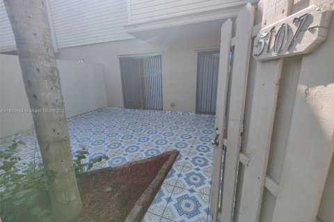 Condo in West Palm Beach, Florida, 2 bedrooms  № 1933954 - photo 4