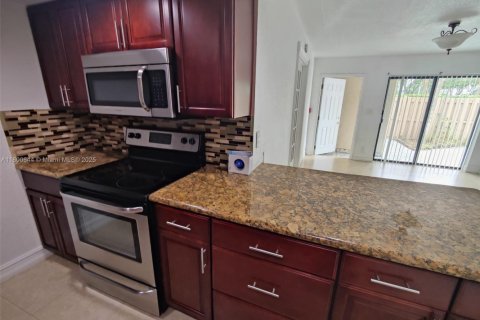 Condo in West Palm Beach, Florida, 2 bedrooms  № 1933954 - photo 14