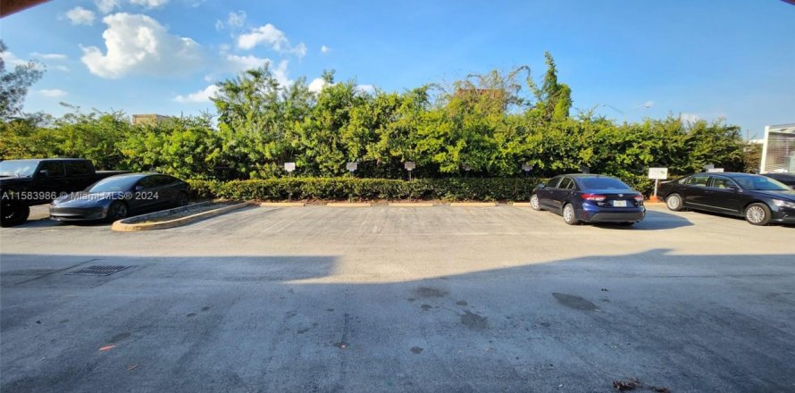 Propiedad comercial en Doral, Florida № 1178424