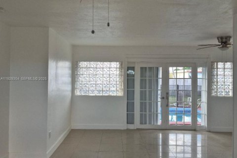 Villa ou maison à vendre à Miami, Floride: 3 chambres, 98.1 m2 № 1988751 - photo 3