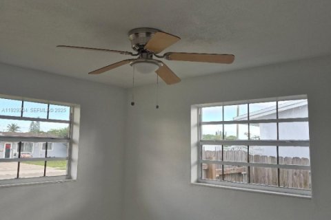 Villa ou maison à vendre à Miami, Floride: 3 chambres, 98.1 m2 № 1988751 - photo 4