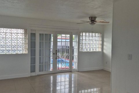 Villa ou maison à vendre à Miami, Floride: 3 chambres, 98.1 m2 № 1988751 - photo 2