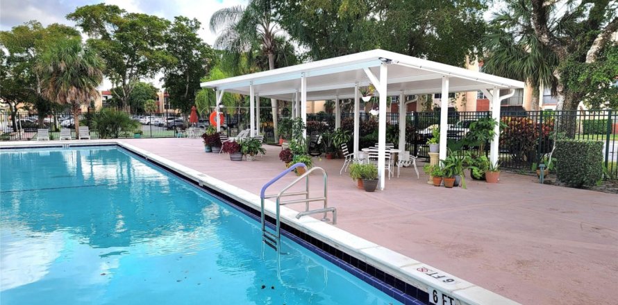Condominio en North Lauderdale, Florida, 2 dormitorios № 1013986