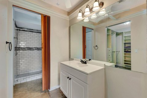Condo in Sarasota, Florida, 2 bedrooms  № 1912885 - photo 15