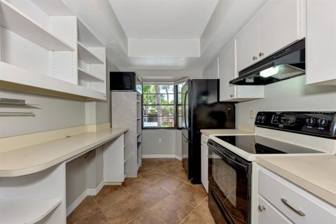 Condo in Sarasota, Florida, 2 bedrooms  № 1912885 - photo 11