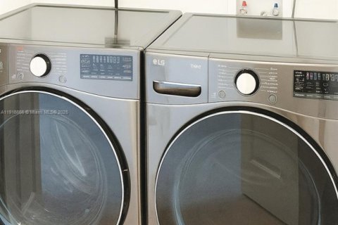 Casa en venta en Homestead, Florida, 3 dormitorios, 164.62 m2 № 1973969 - foto 13