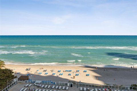 Condo in Sunny Isles Beach, Florida  № 1714046 - photo 2
