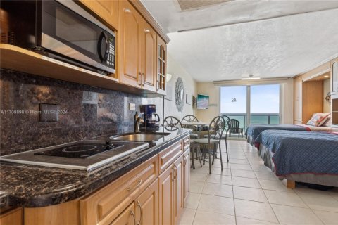 Condo in Sunny Isles Beach, Florida  № 1714046 - photo 10