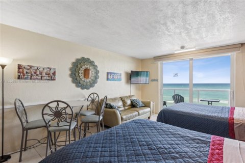 Condo in Sunny Isles Beach, Florida  № 1714046 - photo 6