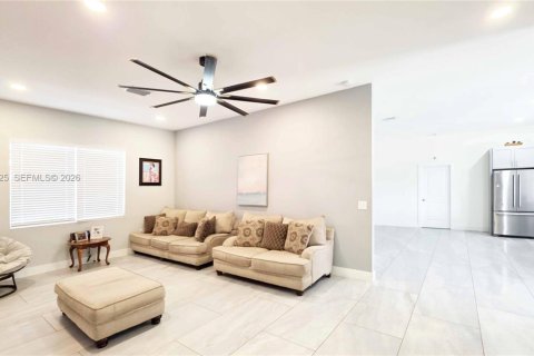 Casa en venta en Clewiston, Florida, 3 dormitorios, 204.38 m2 № 2027344 - foto 12