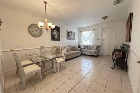 Touwnhouse à vendre à Miami, Floride: 3 chambres, 155.15 m2 № 1945401 - photo 2