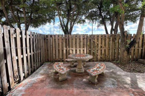 Touwnhouse à vendre à Miami, Floride: 3 chambres, 155.15 m2 № 1945401 - photo 10