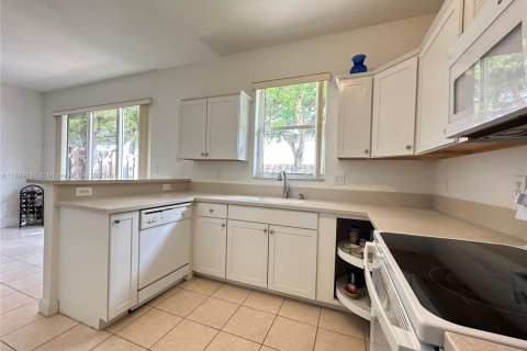 Touwnhouse à vendre à Miami, Floride: 3 chambres, 155.15 m2 № 1945401 - photo 7