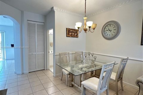 Touwnhouse à vendre à Miami, Floride: 3 chambres, 155.15 m2 № 1945401 - photo 4
