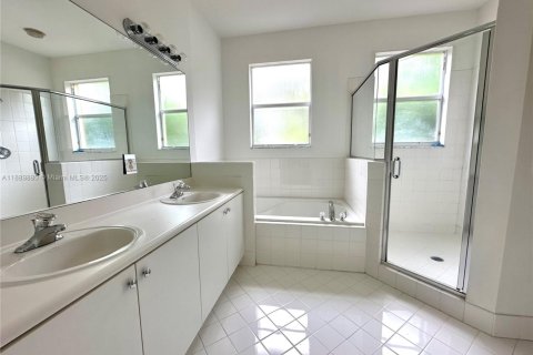 Touwnhouse à vendre à Miami, Floride: 3 chambres, 155.15 m2 № 1945401 - photo 20