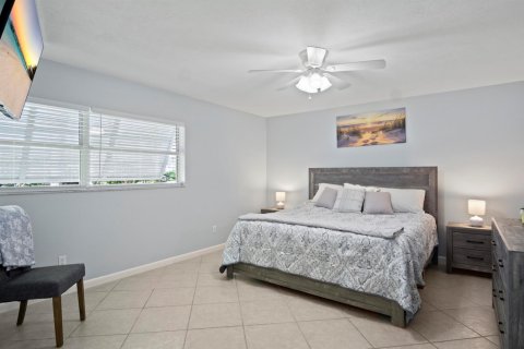 House in Palm City, Florida 3 bedrooms, 183.85 sq.m. № 2158532 - photo 22
