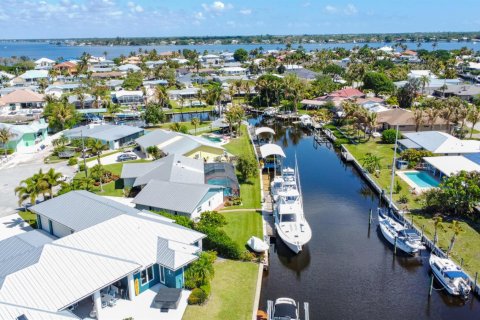 House in Palm City, Florida 3 bedrooms, 183.85 sq.m. № 2158532 - photo 8