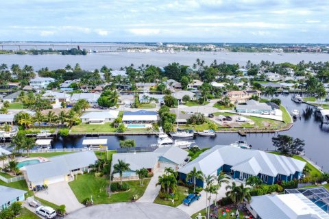 House in Palm City, Florida 3 bedrooms, 183.85 sq.m. № 2158532 - photo 11