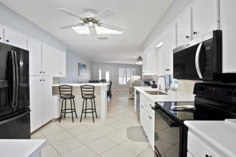 House in Palm City, Florida 3 bedrooms, 183.85 sq.m. № 2158532 - photo 18