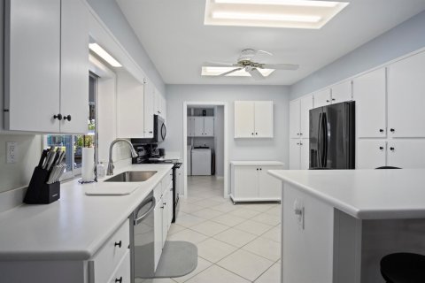 House in Palm City, Florida 3 bedrooms, 183.85 sq.m. № 2158532 - photo 16
