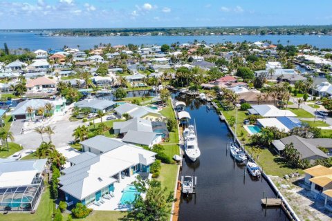 House in Palm City, Florida 3 bedrooms, 183.85 sq.m. № 2158532 - photo 7