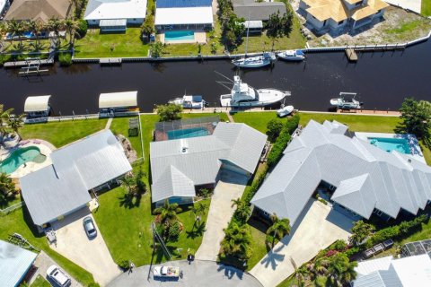 House in Palm City, Florida 3 bedrooms, 183.85 sq.m. № 2158532 - photo 9