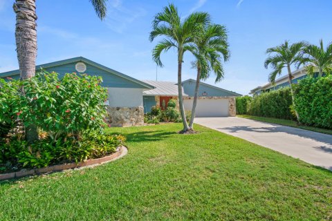 House in Palm City, Florida 3 bedrooms, 183.85 sq.m. № 2158532 - photo 14