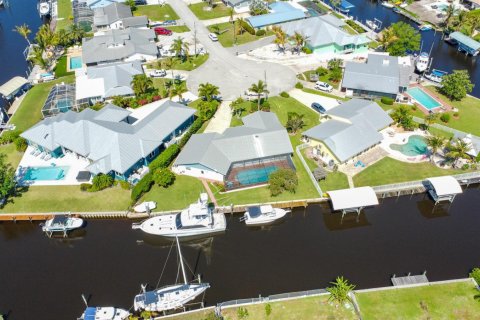 House in Palm City, Florida 3 bedrooms, 183.85 sq.m. № 2158532 - photo 10