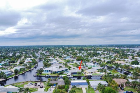 House in Palm City, Florida 3 bedrooms, 183.85 sq.m. № 2158532 - photo 13