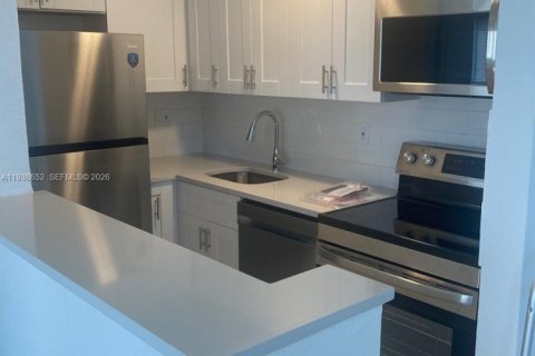 Снять в аренду кондоминиум в Помпано-Бич, Флорида 2 спальни, 63.45м2, № 1996330 - фото 2