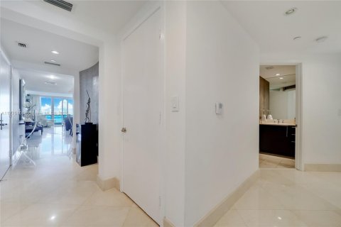 Condo in Miami, Florida, 3 bedrooms  № 1868527 - photo 17