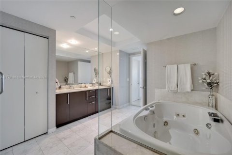Condo in Miami, Florida, 3 bedrooms  № 1868527 - photo 25