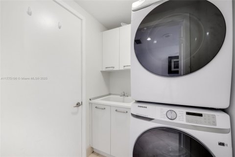Condo in Miami, Florida, 3 bedrooms  № 1868527 - photo 16