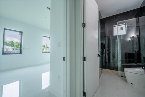 House in Miami, Florida 4 bedrooms № 1924563 - photo 27