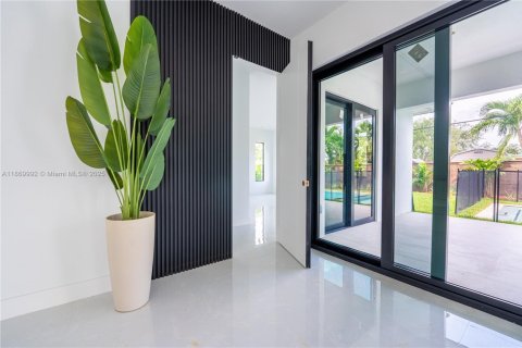 House in Miami, Florida 4 bedrooms № 1924563 - photo 14